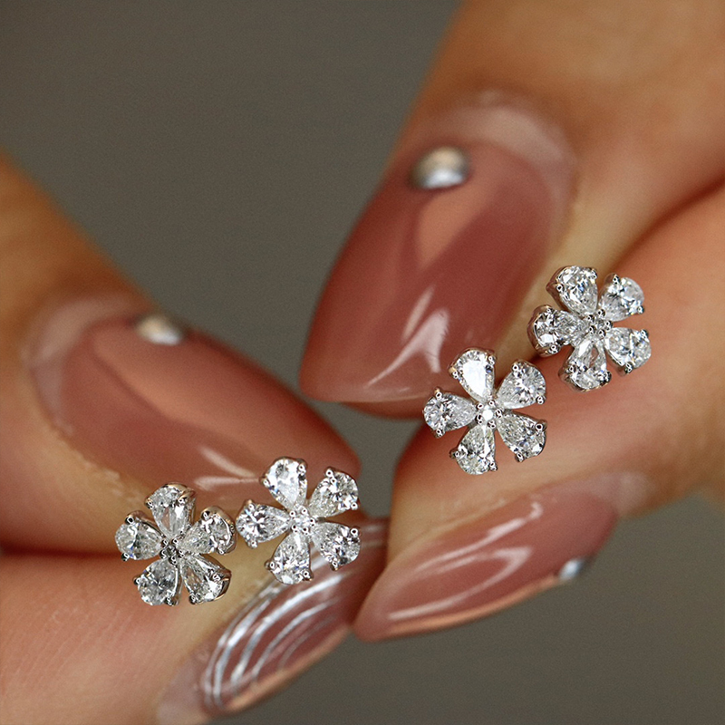 Aazuo Gioielli Raffinati, Orec - Diamond Stud Earrings recensione e prezzo